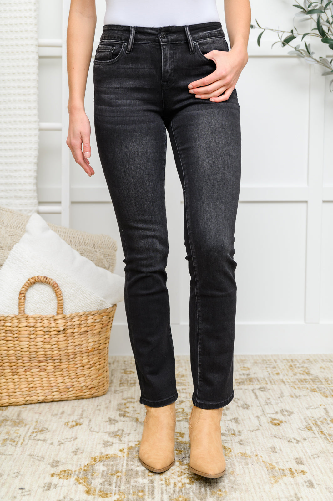 Kortney Mid Rise Straight Leg Jeans In Washed Black